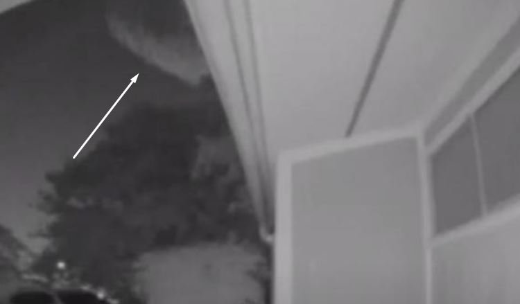 Watch: In Texas, A Huge UFO Flew Over Houses