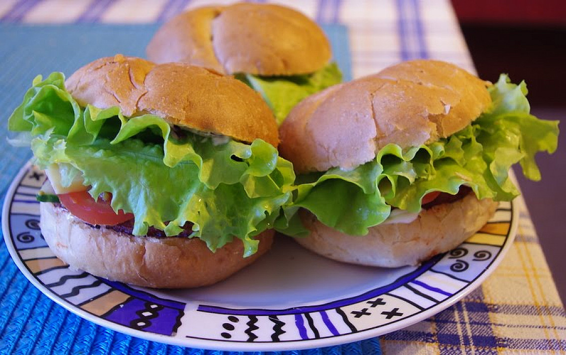 Fast food'as - greitas maistas namuose: mėsainių bandelės su kepsnelia
