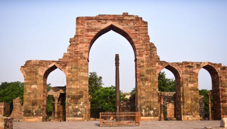 Kutbo kolona stovi Quvwat ul-Islam mečetės kieme