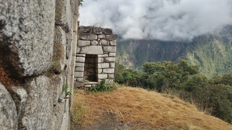 Mėnulio šventyklos Maču Pikču paslapčių atskleidimas: inkų išradingumo ir dvasinio ryšio liudijimas
