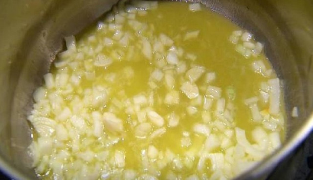Skani česnakų sriuba: kovai su peršalimu