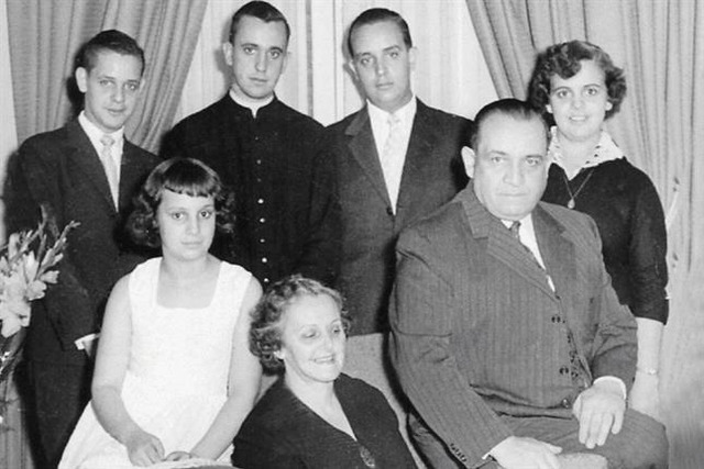 Jorge Mario Bergoglio (stovi antras iš kairės)su šeima.