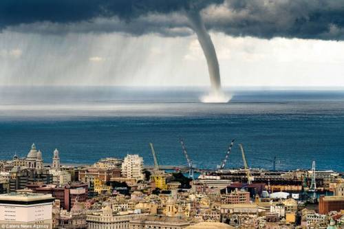 Genujos pakrantėje tornadas