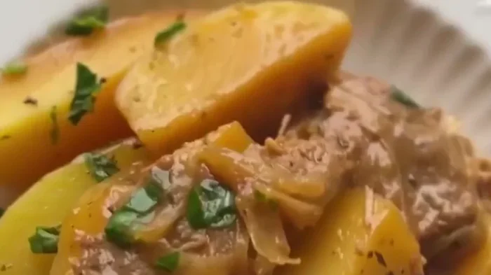 Bulvės su mėsa: sotaus pietų patiekalo receptas
