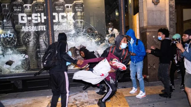 BLM Chicago Rioter Shouts ‘I Can’t Breathe’ As She Loots Designer Clot