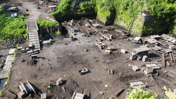 An ancient settlement with urns for cremation was found in a British p