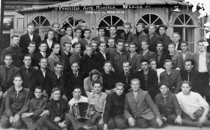 Antanas Jankevičius (pirmos eilės kairėje) 1949-aisiais baigė Panevėži