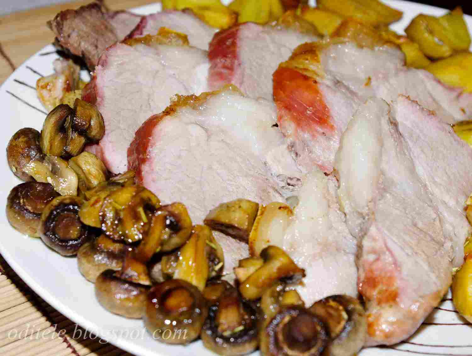 Orkaitėje keptas kiaulienos mėsos gabalas su bulvėmis ir pievagrybiais