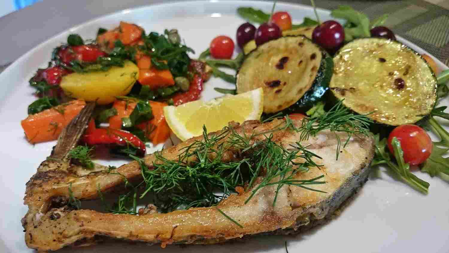 Bajorų žuvis - keptuvėje keptas karšis su cukinija ir bulvių salotomis
