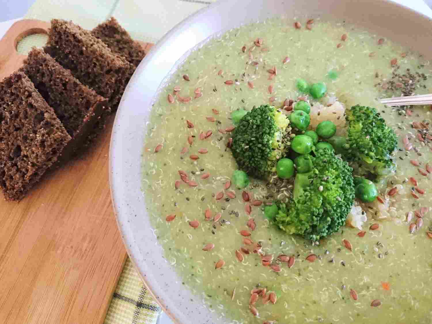 Veganiška trinta brokolių ir bolivinių balandų sriuba