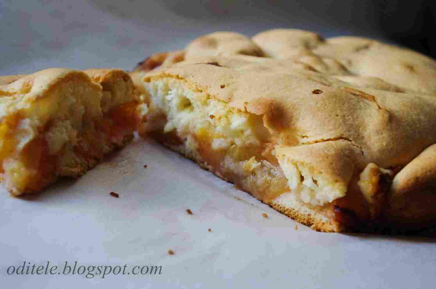 Greitai pagaminamas purus biskvitinis pyragas su slyvomis arba obuolia