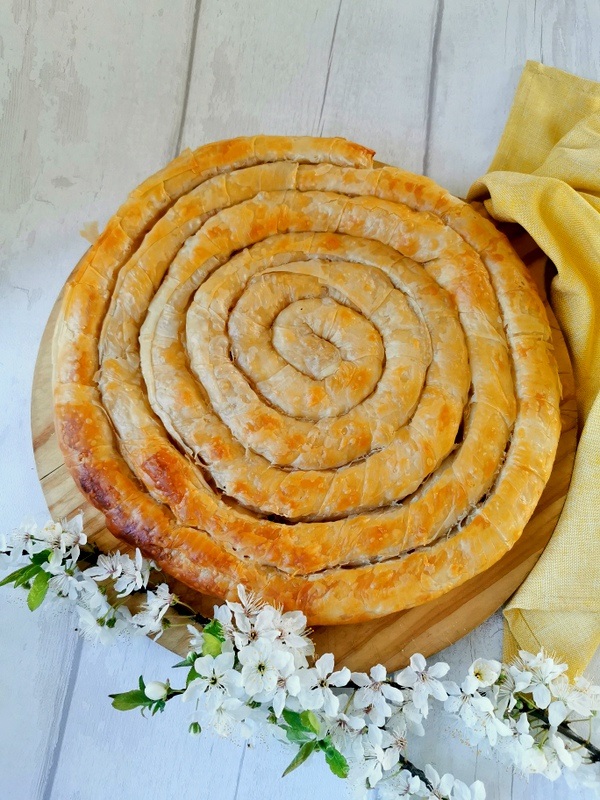 Spanakopita - vegetariškas sūrus sūrio pyragas iš filo tešlos