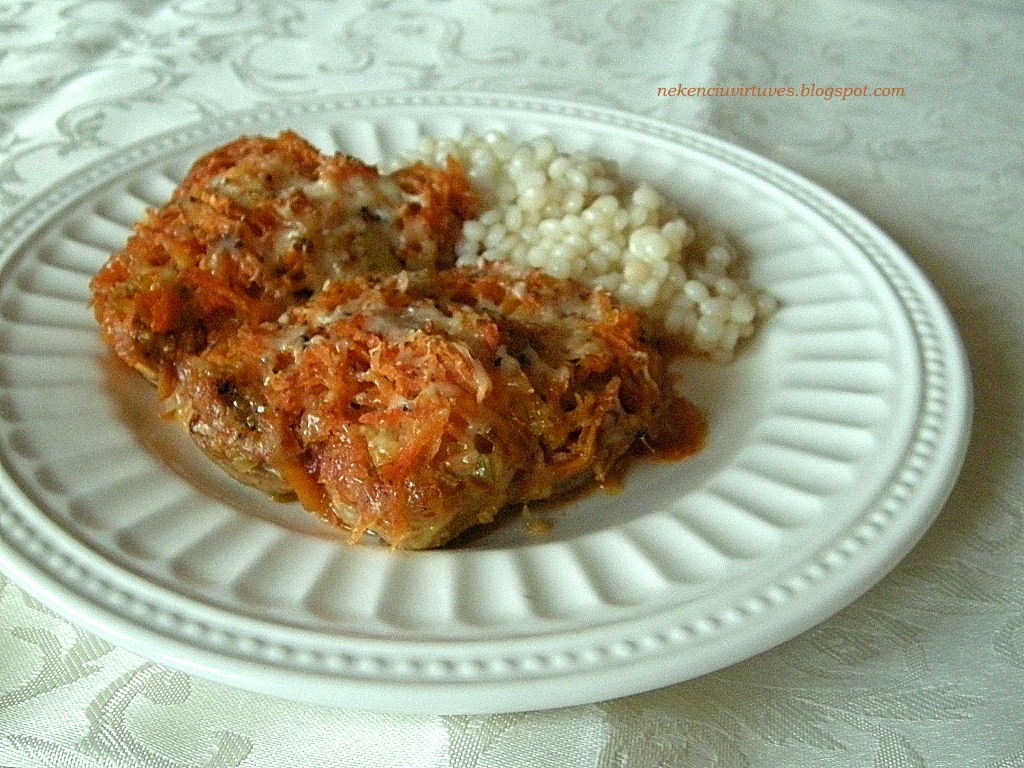 Pomidorų padažu ir morkomis užkepta kiaulienos sprandinė