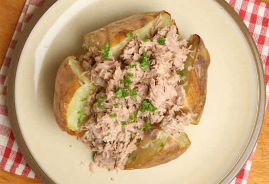 Orkaitėje keptos bulvės su tuno įdaru