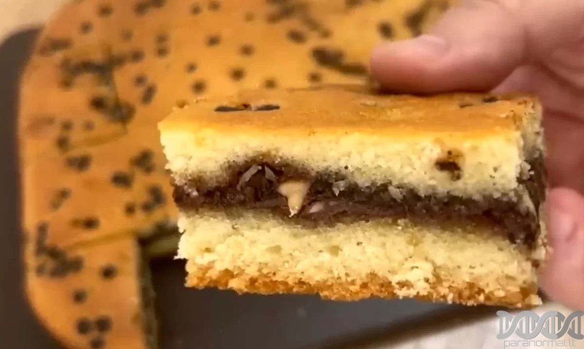 Šokoladu įdarytas pyragas (negali būti paprasčiau)