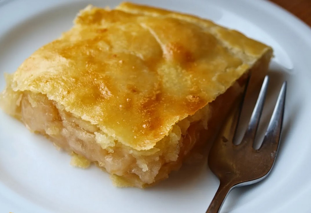 Paprastas mamos obuolių pyragas su grietinine tešla (receptas)