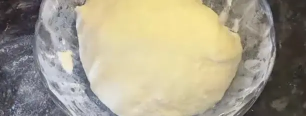 Iš kefyro ir kiaušinio gaminu erdvius pyragus su įdaru