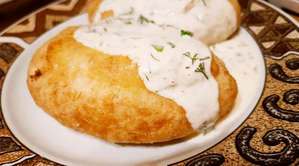 Žemaičių blynai su grietinės padažu ant stalo