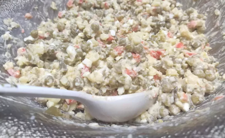 Balta Mišrainė su Rūkyta Vištiena: Nauda, Kalorijos ir Receptai Balta Mišrainė su Rūkyta Vištiena: Nauda, Kalorijos ir Receptai