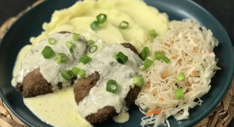 Klasikinis tarybinis šnicelis su kreminiu padažu Tarybinis šnicelis su kreminiu padažu ir bulvių koše – auksinė plutelė, sultinga vidus