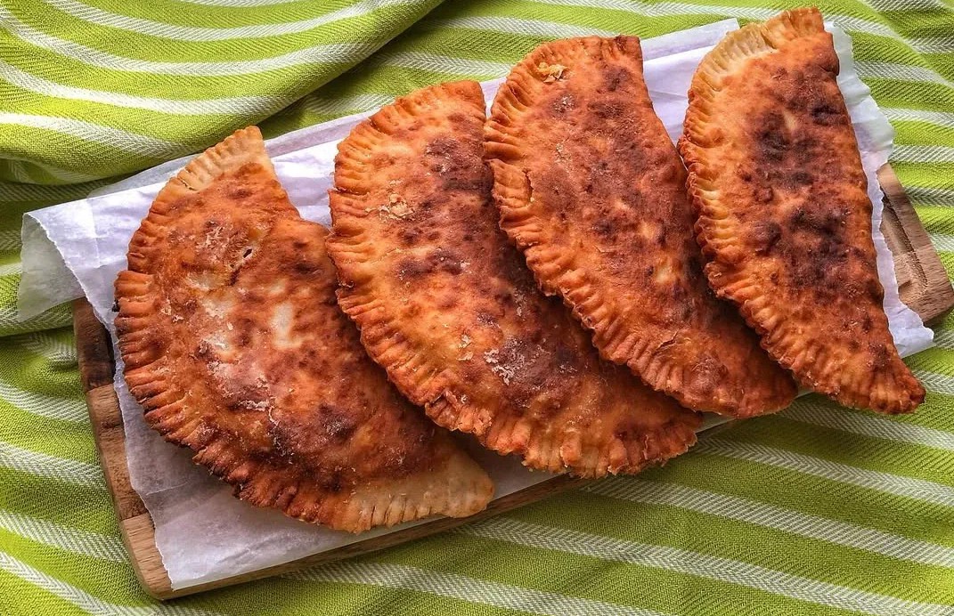 Sveiki kepti čeburekai su kalakutienos įdaru