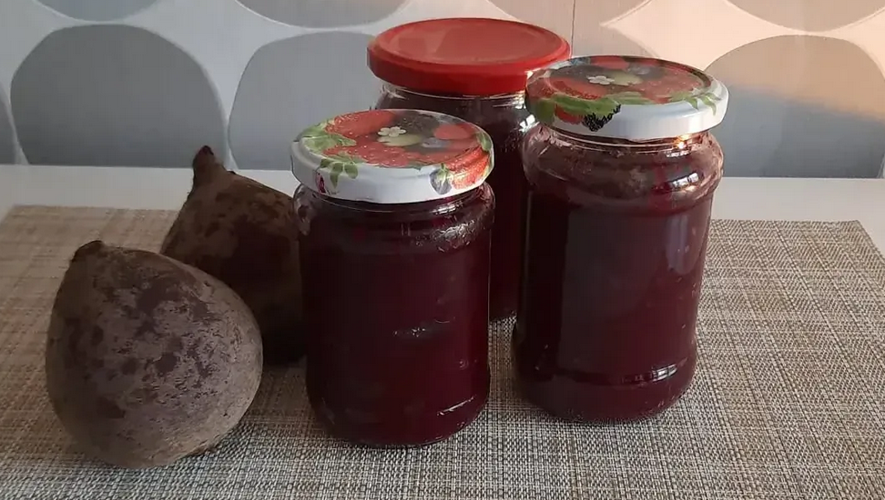 Burokėlių su pomidorų padažu žiemai: tradicinis lietuviškas patiekalas su ryškia spalva ir nauda sveikatai