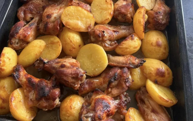Kepti vištienos sparneliai orkaitėje su bulvėmis