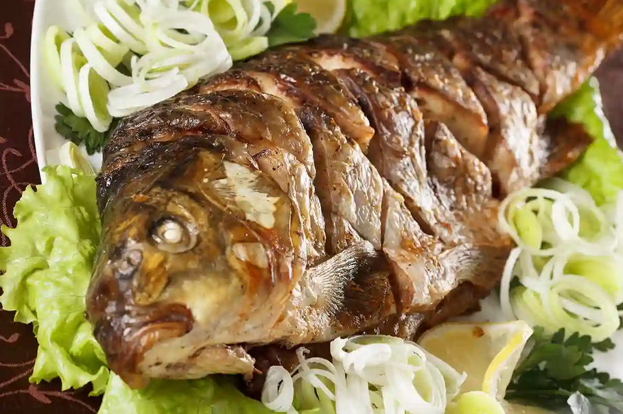 Orkaitėje Keptas Karpis: Sveikas ir Skanaus Patiekalas Su Grietinės Padažu