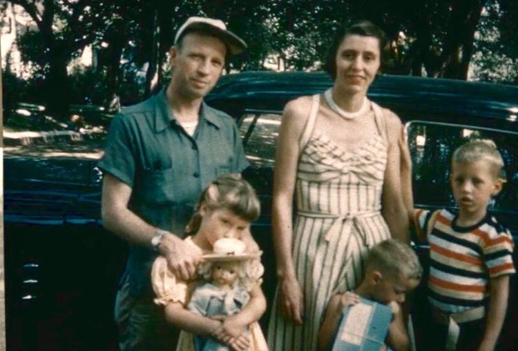 Frenkas Olsonas su žmona ir vaikais