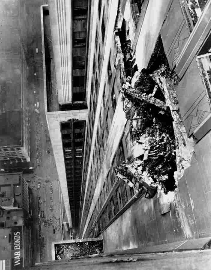 Bombonešių liekanos ant dangoraižio fasado, 1945 m. liepos 28 d.
