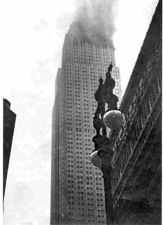 Po susidūrimo vienuolikoje viršutinių "Empire State Building" aukštų k