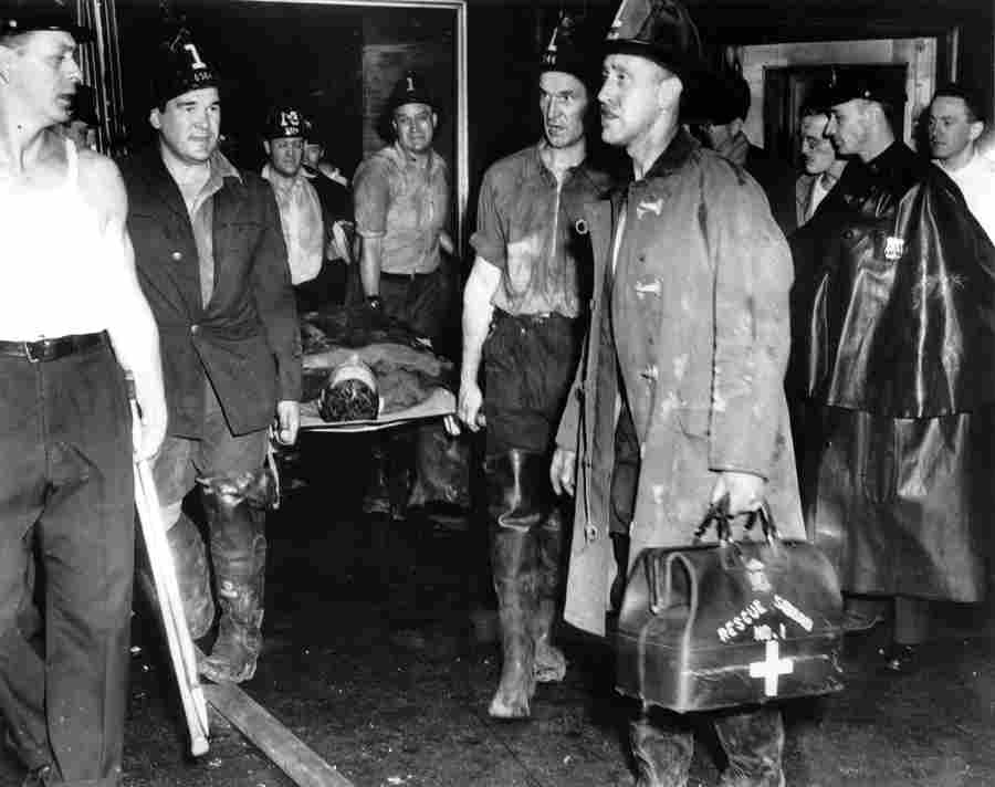 Gelbėtojai išneša vieną iš aukų iš 79-ojo aukšto, 1945 m. liepos 28 d