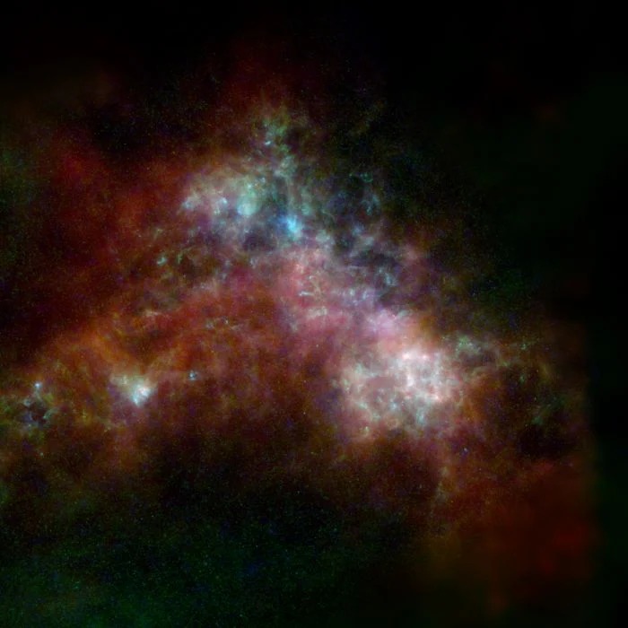Naujose nuotraukose matyti dulkės netoli esančiose galaktikose