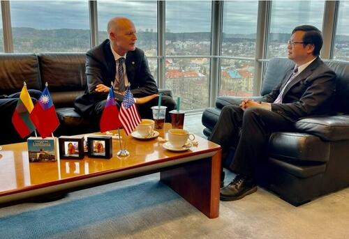 Balandžio mėn. senatorius Skotas aplankė Taivano pasiuntinį Lietuvoje