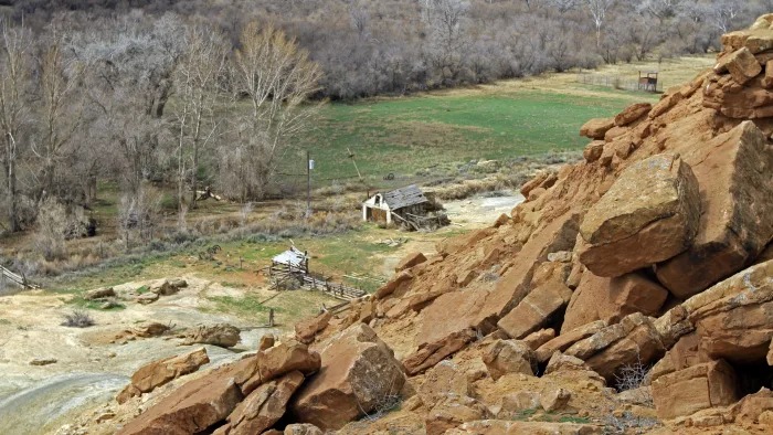Vienos iš senųjų sodybų vaizdas nuo Skinwalkerio rančos kalvos viršūnė