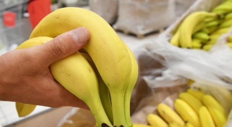 Valgant bananus į žmogaus organizmą patenka radioaktyvaus kalio-40