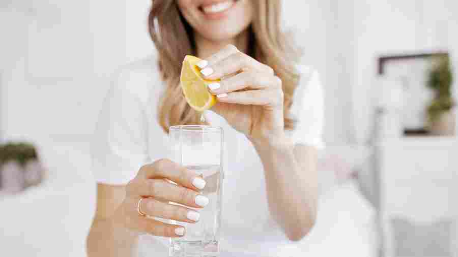Kodėl ryte naudinga išgerti stiklinę vandens su citrina?