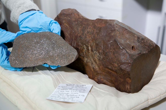Maryboro meteoritas su iš masės išpjauta plokštele.