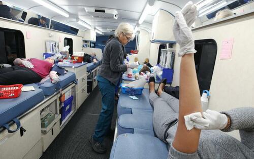 Slaugytoja dirba, kai darbuotojai duoda kraujo per kraujo donorystės