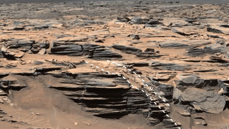 Mokslininkai Marso paviršiuje palei lūžius aptiko švytinčias aureoles