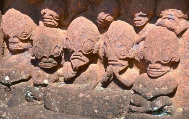 Senovinės reptiloidų statulos Nuku Hivos saloje