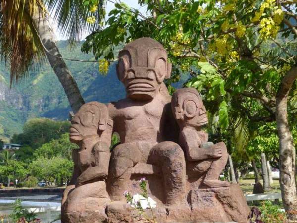 Senovinės reptiloidų statulos Nuku Hivos saloje