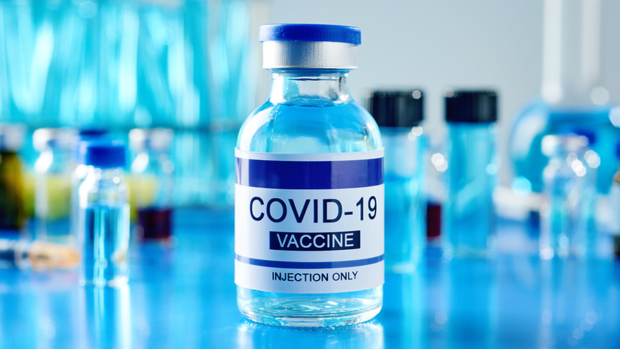 paskiepyti COVID-19 vakcinomis, platina ir perduoda GRAFENĄ