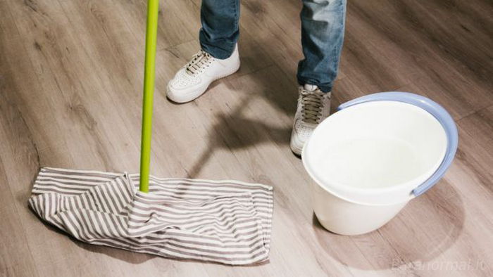 Kodėl griežtai draudžiama plauti grindis senais drabužiais?