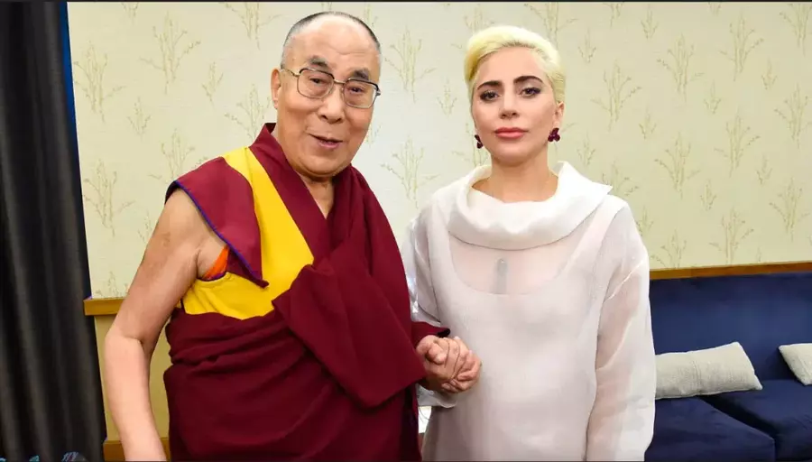 Dalai Lama pozuoja fotografuodamasis su savo drauge Lady Gaga