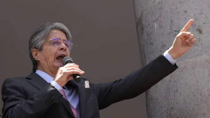 Ekvadoro prezidentas ragina piliečius įsigyti ginklų