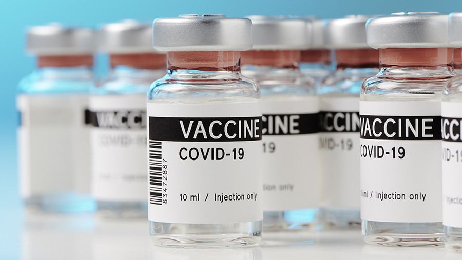 COVID-19 vakcina išskiria į grafeną panašią medžiagą, perspėja gydytoj