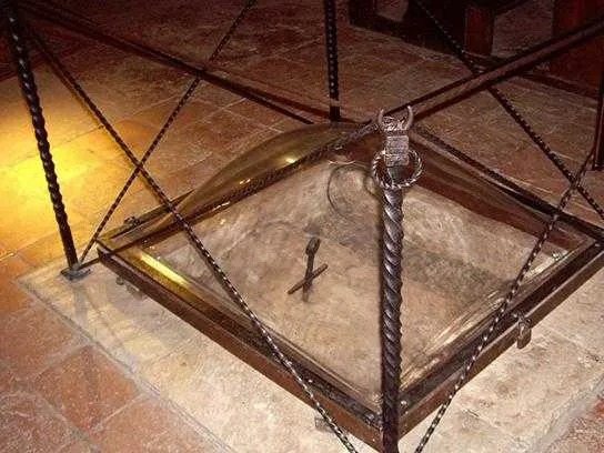 Italijos bažnyčioje saugomo tikro kalavijo akmenyje paslaptis