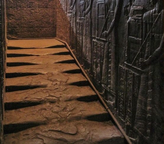 Išsilydžiusio granito laiptų senovės Egipto Hatoro šventykloje paslapt