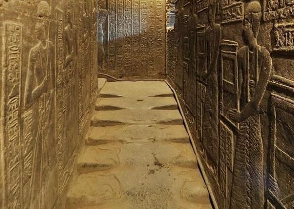 Išsilydžiusio granito laiptų senovės Egipto Hatoro šventykloje paslapt